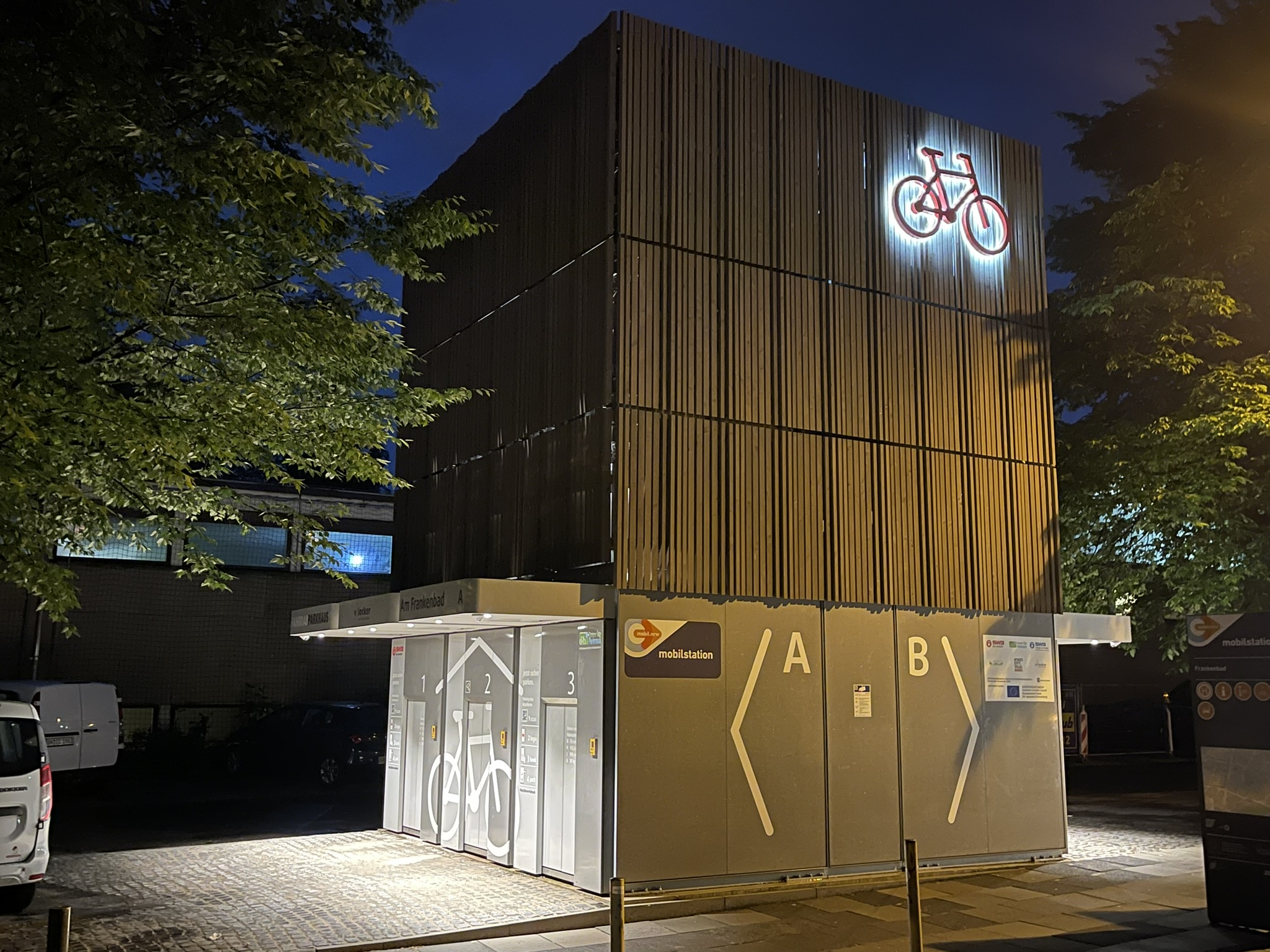 Fahrradparkturm Am Frankenbad bei Nacht